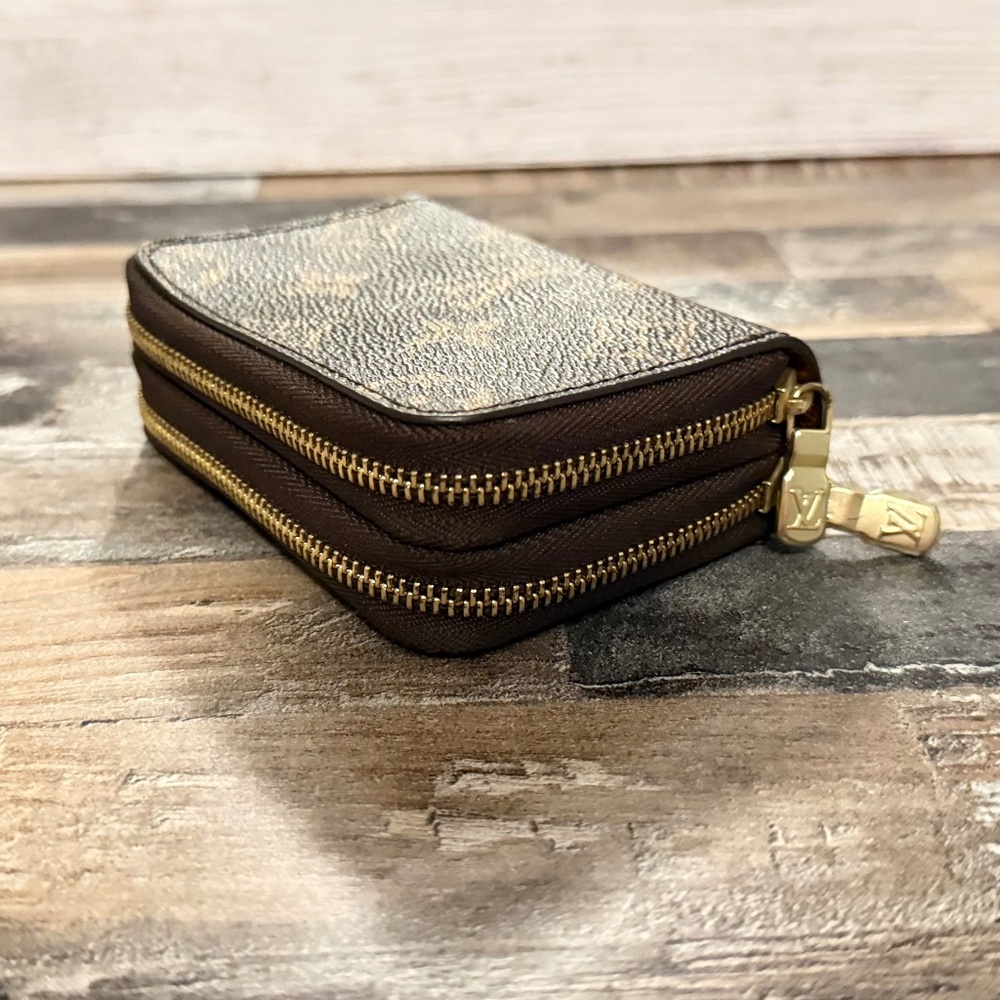 Louis Vuitton Monogram 6 Key Double Zipper Key Wallet.